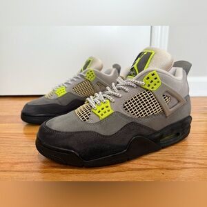 Nike air Jordan retro 4 SE neon 95 Sz 8.5